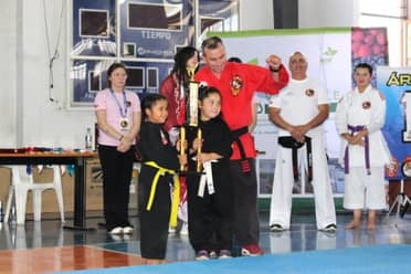 Kenpo Gikan arrasa en campeonato nacional de karate con 45 podios