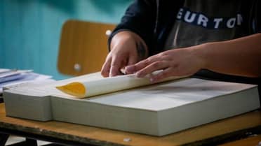 Denuncian a vocal de mesa que se retiró de local de votación en Rauco