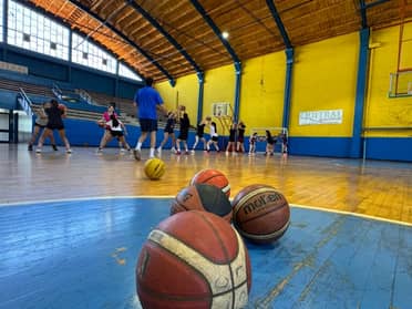 Cerca de 50 niñas protagonizaron exitoso campus gratuito de básquetbol en Curicó