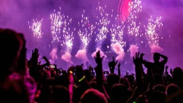 Curicó se prepara para recibir el 2026: Autorizan fiestas masivas "Island" y "Santorini"