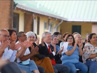 Administración Bordachar celebra primer año en graduación en Sarmiento