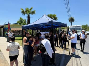 Apoderados de la Escuela Isla de Marchant se manifestaron por desvinculación del "Profe Hans"