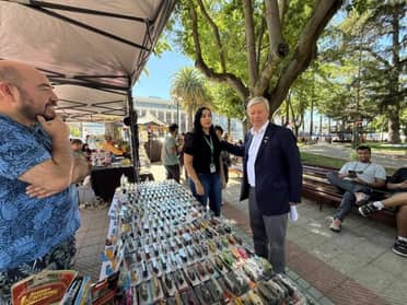 Más de 100 emprendedores dan vida a la feria navideña en la plaza de armas de Curicó