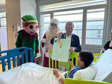 Municipio de Curicó entregó regalos a 18 niños internados en el Hospital Provincial