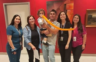 Nació de 28 semanas: La emotiva "licenciatura" de Agustín tras dos años de seguimiento médico