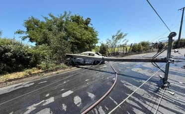Milagrosa escapada en Curicó: Vehículo chocó con poste y provocó incendio en Isla de Marchant