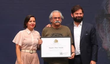 Presidente Boric conversa sobre arte y La Moneda con el muralista curicano "Mono" González