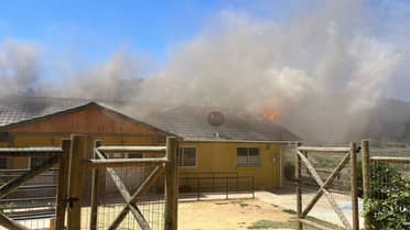 Incendio destruye Posta de Boyeruca y deja al conductor de ambulancia herido
