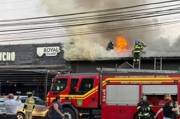 Bombero resulta electrocutado durante combate de incendio en Avenida España