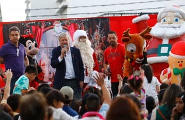 Carnaval Navideño congregó a cientos de personas en la Plaza de Armas de Curicó