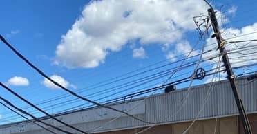 Ruta J-68: Camión derriba postes y deja a varios sectores de Sagrada Familia sin luz