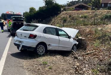 Vehículo impacta contra árbol en Ruta J-60: Siniestro deja un conductor lesionado