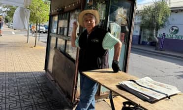 Violento asalto a emblemático vendedor de diarios en Curicó: delincuente se llevó su mochila