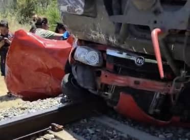 Milagroso escape en Itahue: Tren de pasajeros tritura camioneta que quedó atrapada en paso no habilitado