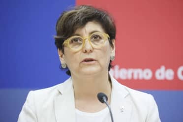 Ministra Aguilera niega privilegios en atención de su madre en Hospital del Salvador