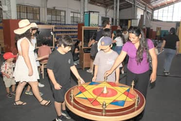 ¡Éxito total en Curicó! Cientos de familias repletan a diario la muestra itinerante del Museo Interactivo Mirador