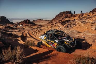 Vuelve a romper neumático que le impide avanzar en el Dakar