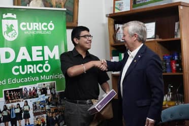 Estudiante del Liceo Zapallar es recibido por el alcalde de Curicó tras puntaje destacado en la PAES