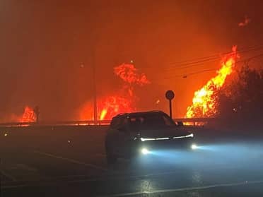 Incendio forestal destruye más de 100 viviendas en Lirquén y fuerza evacuación hospitalaria