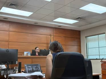 Conducía sin licencia: Prisión preventiva para imputada por colisión donde murió músico curicano