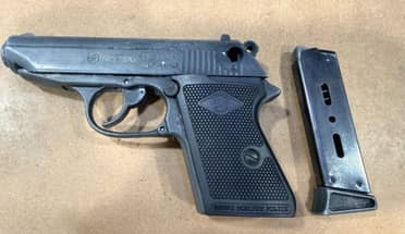 Operativo de madrugada: Carabineros detiene a dos adolescentes por porte de armas y drogas en pleno centro