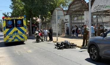 Grave siniestro en Curicó deja a dos motociclistas lesionados tras colisión con camioneta