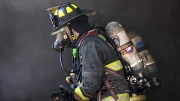 Dos incendios forestales simultáneos amenazan viviendas en Talca