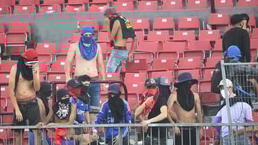 Hinchas de la U desatan caos: bengalas y disturbios obligan a suspender partido ante Audax Italiano