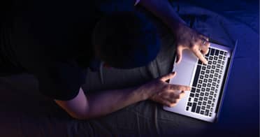 Usuarios de X emplean Grok para generar contenido pornográfico a partir de imágenes de mujeres