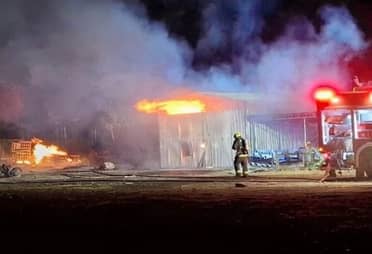 Más de 5 horas de combate: Bomberos controla incendio con riesgo tóxico en Villa El Manzano