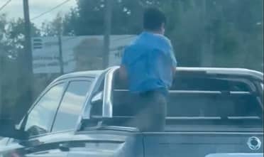 Captan a conductor trasladando a un niño de pie en el pick-up de una camioneta a alta velocidad