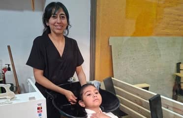 "Trabajamos con amor y paciencia": Peluquería busca posicionarse enfocándose en la estética neurodivergente en Curicó