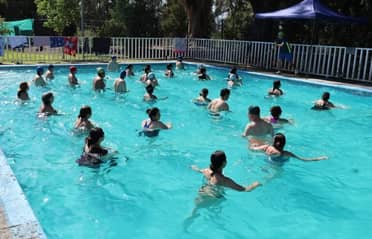 Taller de Aqua Zumba en el Cerro Condell agota todos sus cupos