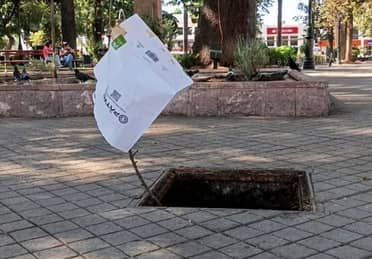 Peligrosa trampa en Plaza de Armas: Municipio optará por tapas de cemento tras robo de cubierta eléctrica