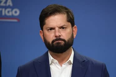 Boric admite lentitud en viviendas de emergencia post-incendios y exige "apurar el tranco"