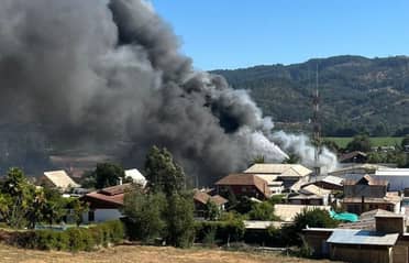 Alarma en Hualañé: Voraz incendio consume mall chino en pleno centro y obliga a suspender el tránsito en la Ruta J-60