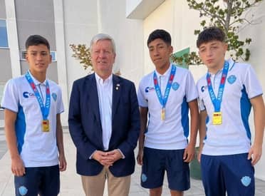 Curicanos que lograron el campeonato nacional ANFA se reúnen con el alcalde de Curicó