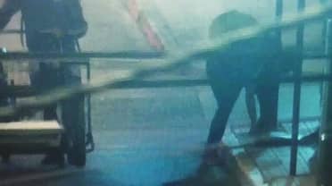 Cámaras municipales delatan a sujetos robando tapa de alcantarillado en pleno centro de Curicó