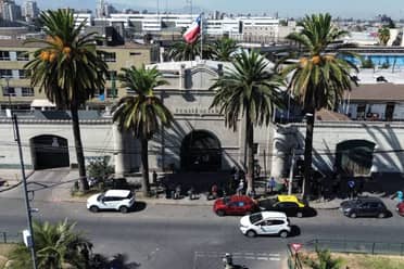 Descabezan cúpula de Gendarmería en Santiago tras insólita fuga de dos peligrosos reos disfrazados de funcionarios