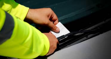 Fin a la gratuidad total: Estacionamientos para personas con discapacidad tendrán límite de tiempo en Curicó