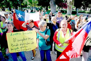 Trabajadoras protestan por recortes en programa de empleo
