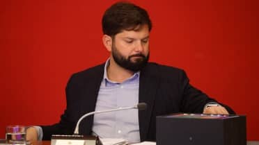 Aprobación de Boric cae al 33% mientras 35% espera cambios profundos de Kast en seis meses