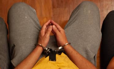 Joven recibirá millonaria indemnización tras pasar más de un año en prisión por error judicial