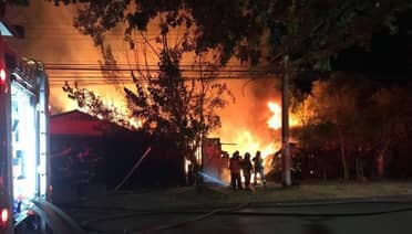 Violento incendio destruye una vivienda y afecta a una bodega colindante en Sarmiento