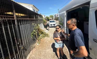 Con orden judicial rescatan a mascotas que quedaron encerradas tras muerte de su dueña en Curicó