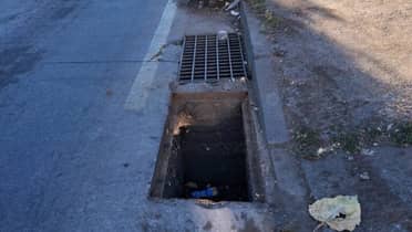 Peligro inminente en Aguas Negras: Robo de tapa de alcantarillado deja "atrapada" a una familia
