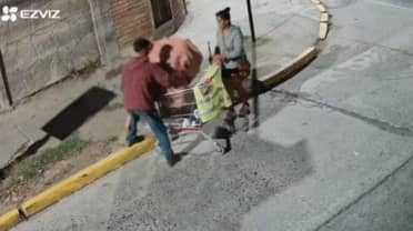 Graban a pareja robando rejillas de alcantarillado con carro de supermercado en pleno centro de Curicó