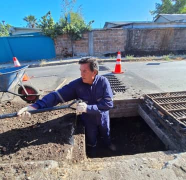 Municipio continúa trabajos de limpieza de canales en distintos puntos de Curicó
