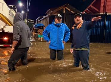 Alcalde de Linares se retiró de despacho en vivo ante reclamo de vecina por inundaciones