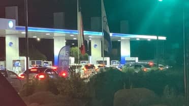 Automovilistas abarrotan servicentros ante inminente alza de combustibles